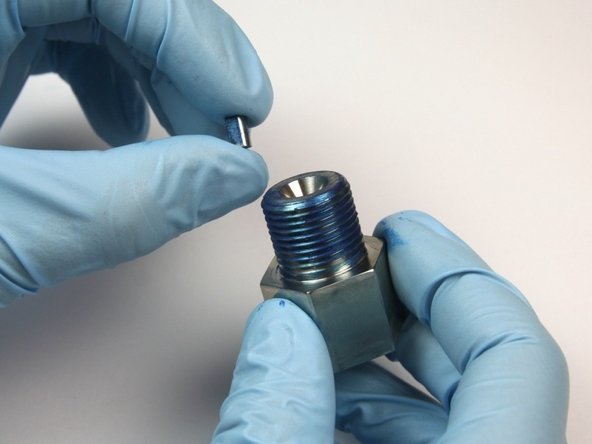 Remove the flow reducer from the outlet adapter.