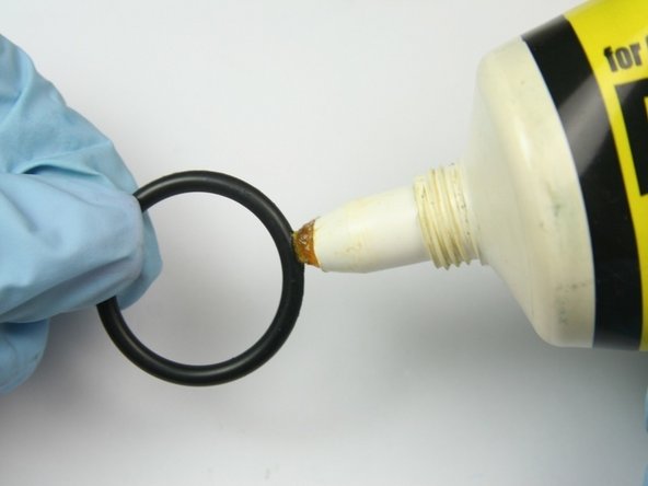 Apply an O-ring lubricant to the largest O-ring from the kit.