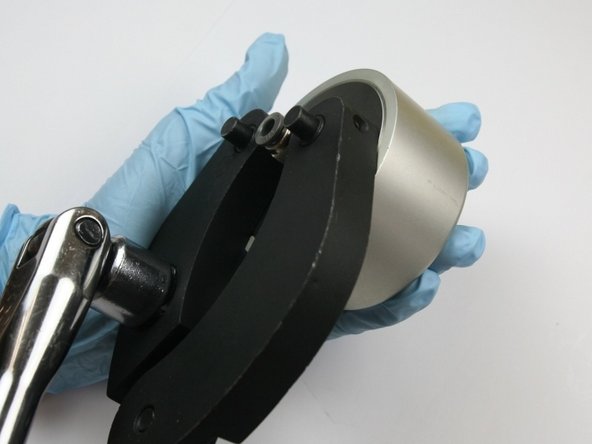 Loosen the cap to the actuator with a spanner wrench and a 3/4&quot; breaker bar.