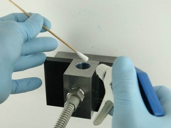 Thoroughly clean theinterior of the valve body with isopropyl alcohol or a similar cleaning agent before replacing the components.