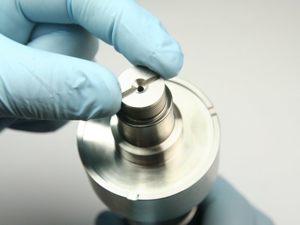 Thread the poppet retainer into the sealing head body.