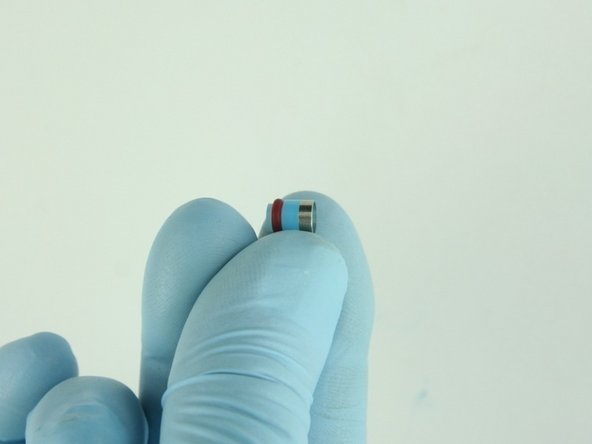 Put the hoop on the high-pressure seal with the sharp edge of the hoop towards the seal.