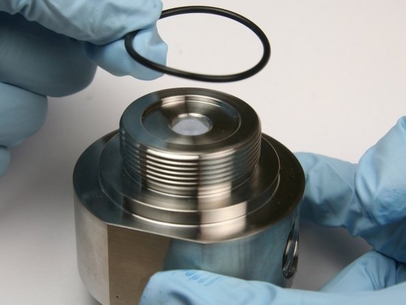 Put the O-ring onto the threads of the seal half of the swivel housing and push to the base of the seal half.