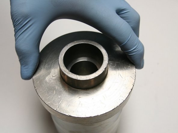 Put the sleeve guide tool onto the end of the high-pressure cylinder.