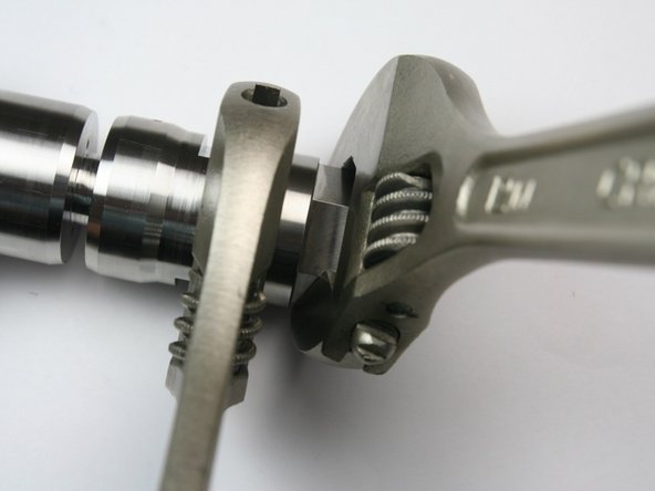 Tighten the high-pressure sealing head gland into the sealing head body using adjustable wrenches.