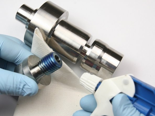 Clean the sealing head body and the high-pressure sealing head gland with isopropyl alcohol or a similar cleaning agent.