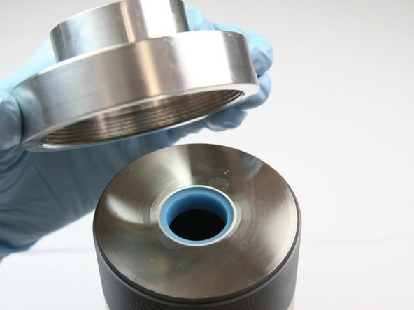 Remove the seal guide tools from the top of the high-pressure cylinder (static side).