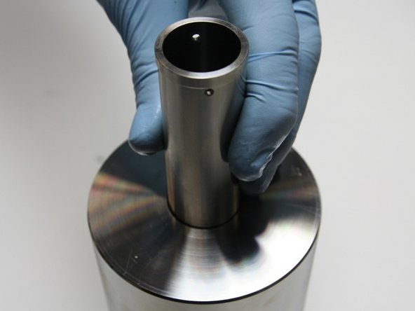 Remove the tools from the finished end of the high-pressure cylinder, turn the high-pressure cylinder over, and insert the spacer tube into the bore.