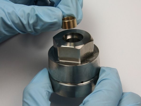 Put the swivel bearing into the cavity of the bearing half of the swivel housing.