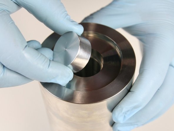 Remove the seal installation spacer tool from the end of the high-pressure cylinder.