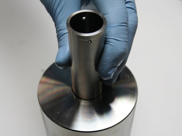 Remove the tools from the finished end of the high-pressure cylinder, turn the high-pressure cylinder over, and insert the spacer tube into the bore.