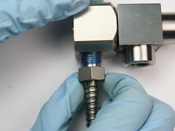 Thread in the high-pressure gland nut into the collar housing.