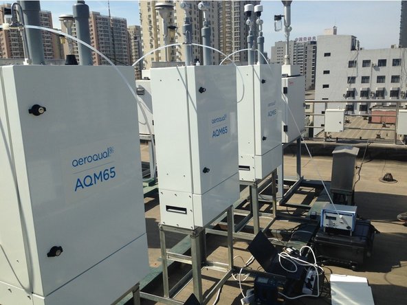 The outlet flow rate of the AirCal 1000 is fixed at approximately 2.5 LPM which means you can use it to calibrate more than one monitor simultaneously.