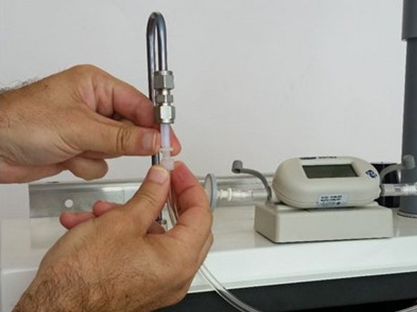 Attach a high-quality flowmeter such as the TSI 4040 or the Bios Defender DryCal to the inlet.