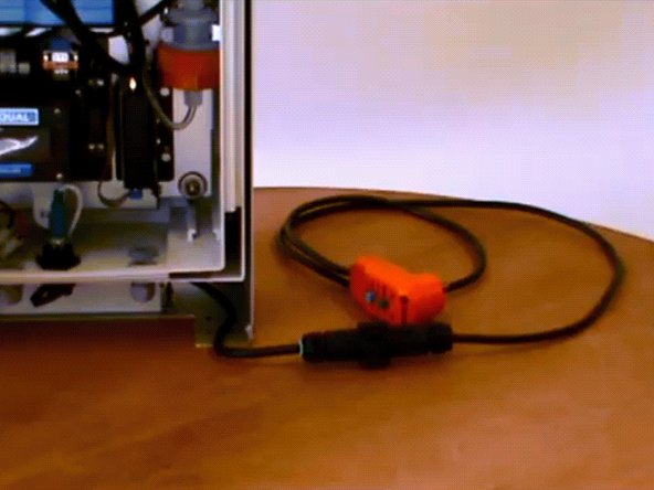 Push the plugs together and secure by twisting the nut gland.