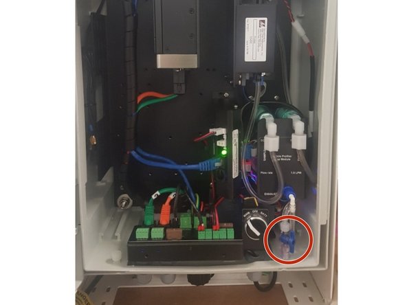 Adjust the sample flow by pulling the adjustment knob outwards, turning the knob to increase/decrease flow, and pushing the knob back in to lock when desired flow has been reached.