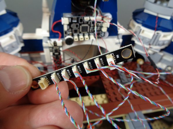 It does not matter in which order you connect the spotlights, as long as all five of the small plugs on the BRANCH17 adapter board are filled.