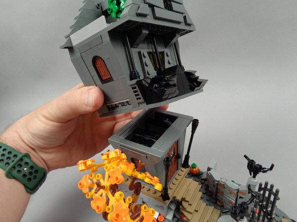 As shown in the third photo, remove the second floor of the house.