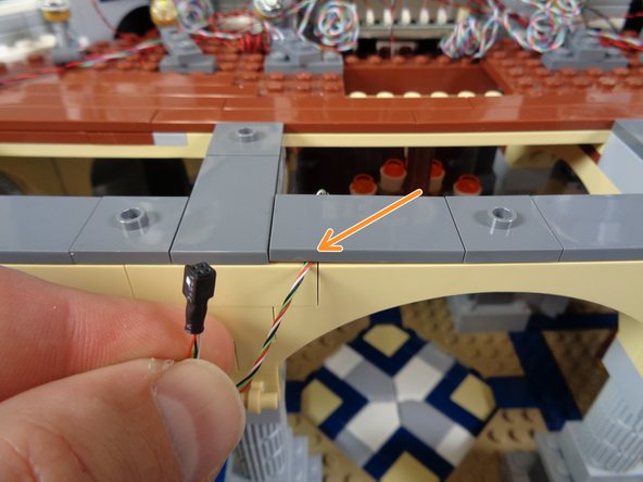 Be careful when connecting the wire, as the SENS2 plug is small and can break off the TRUNK08 board if you use too much force or if you pull to either side when inserting the plug.