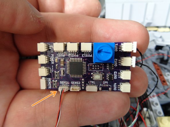 Connect the 3-wire cable to the plug labeled SENS1 on the TRUNK08 master controller.