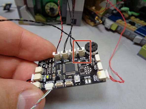 As shown by the red rectangle in the second photo, connect the cable with black wires to the &quot;OUT4&quot; connecting plug on the TRUNK08 master controller.