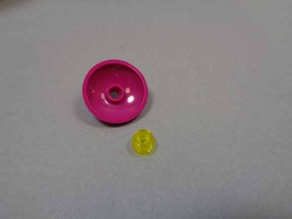 As shown in the second photo, remove the dark pink dome light from the office ceiling, and remove the transparent yellow round plate from the center of the dome.