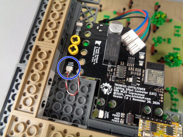 As shown by the blue circle in the second photo, carefully connect the cable to the "LOOP BEGIN" plug on the main controller, making sure the plug is fully inserted.