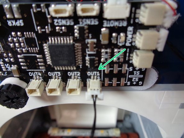 As shown by the green arrow in the third photo, connect the other end of the light strip cable to the OUT1 plug on the TRUNK08 master controller.