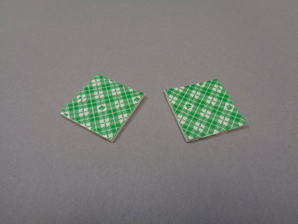 Take the speaker and carefully remove it from its cardboard box.