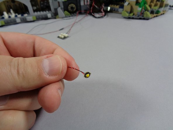 Your bag of Boat Lanterns should have five pre-wired Pico LED lights with flickering yellow lights, and also five transparent yellow round LEGO bricks.