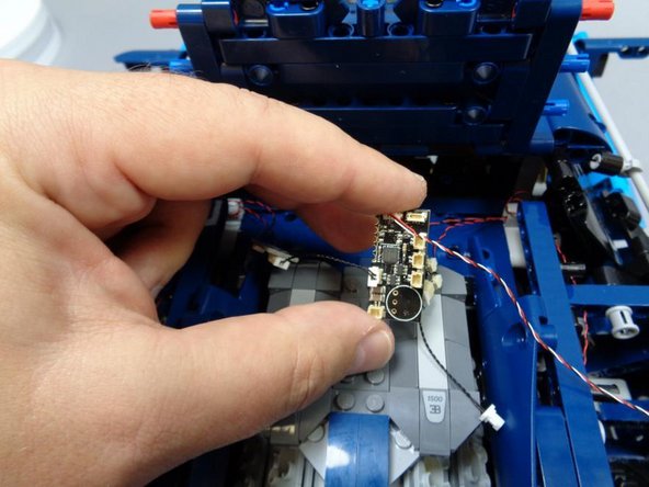 The plugs will fit in only way-- do not force.  Make sure to press the plugs fully into their sockets.