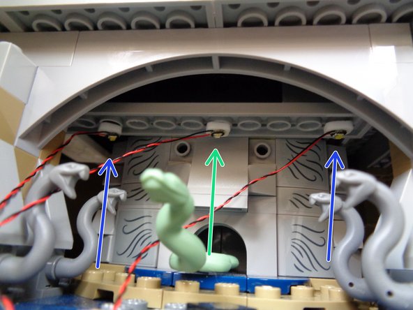 The green arrow in the second photo shows the position of the green light, and the two blue arrows show the position of the two cool white lights.