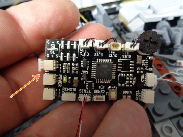 As shown in the second and third photos, connect the magnetic switch power plug to one of the three power input/output plugs on the TRUNK08 master controller.