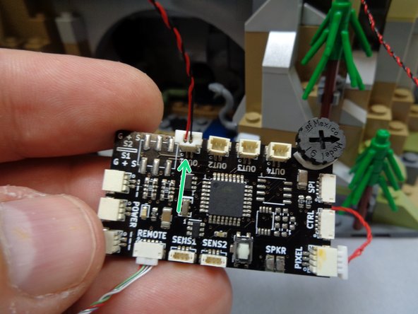 As shown by the green arrow in the first photo, connect the connector from the lamp post string to the plug labeled &quot;OUT1&quot; on the TRUNK08 master controller.