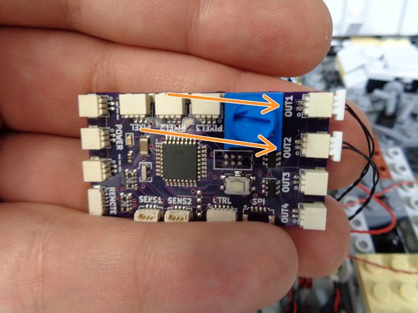 Connect the cable coming from the &quot;outer&quot; engine strips to the plug on the TRUNK08 master controller labeled OUT1.