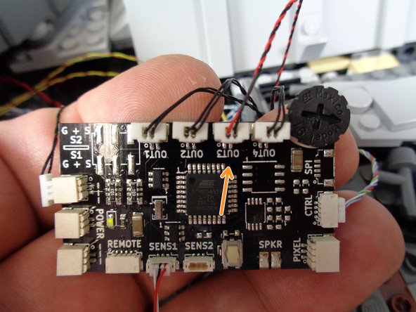 As shown in the second and third photos, connect the hyperdrive power plug to the OUT3 connector on the TRUNK08 master controller.