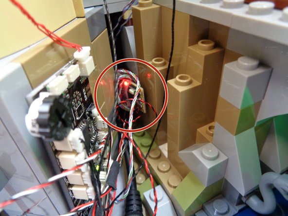 If you insert wires and/or modules into the gap, make sure no parts hang below the castle base and scrape between the castle and the surface on which you display the castle.