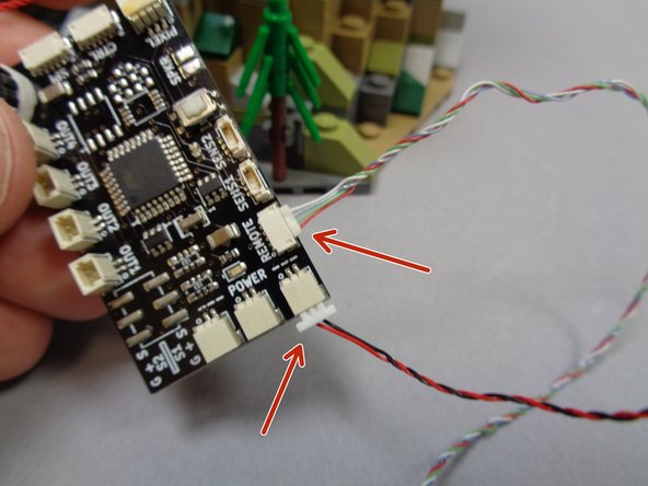 As shown by the two red arrows in the second photo, connect the power cable from the remote receiver (2-wire red/black wire) and the 4-wire remote control cable to the plugs on the TRUNK08 main control board as shown.