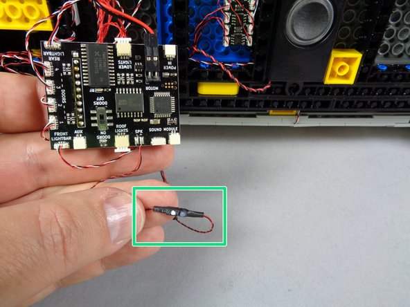 As shown by the green rectangle in the second photo, connect the speaker wire to the matching plug, which is soldered to the main controller and has a short wire.