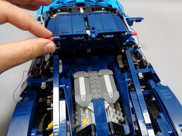 With the two Technic beams disconnected from the roof, it should tilt up and open as shown in the third photo.