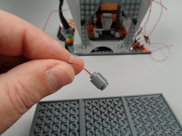 As shown by the green arrow in the first step, position the hall's roof so the clock on the front is facing you.