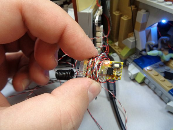 If you insert wires and/or modules into the gap, make sure no parts hang below the castle base and scrape between the castle and the surface on which you display the castle.