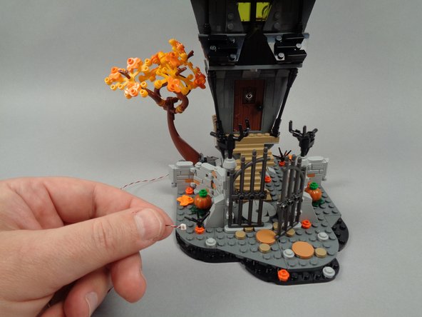 Take the 3-wire connecting cable as shown in the first photo, and connect it to the OUTPUT plug of the BRANCH06X driver board on the back of the moon frame section.