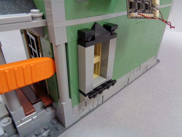 As shown in the third photo, use a brick separator to remove the corner pillar behind the kitchen.