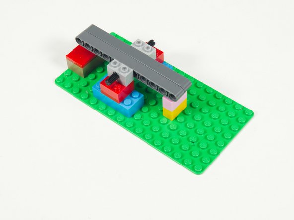 Check that the beams of the lever touch down on top of the Stopper Bricks.