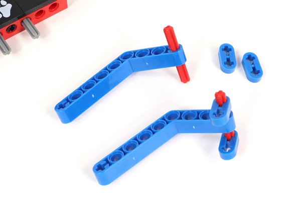 Attach a blue plastic 0.5 beam  to each end of the axle on both grippers. These can be adjusted when using depending on what you are trying to grab.