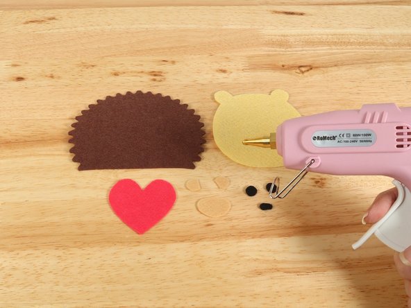 Use glue to assemble the Hedgehog as pictured.