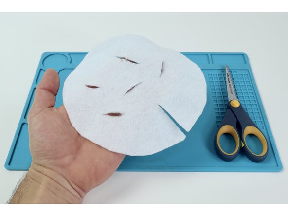 To prepare the felt, we simply cut out a circle that was roughly the same diameter as the flower pot rim.