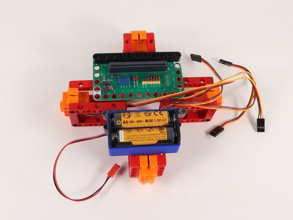 Add 2 black pins to the 90° connectors and attach the battery pack to these pins.