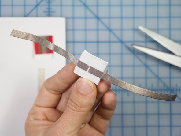 Tip: Check that there is no adhesive on this square piece. If there is, cover it with a bit of tape to prevent it from being sticky.